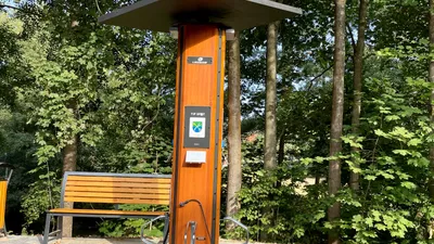 Nový infokiosek se solárním panel v Želivě slouží nejen k dobíjení telefonů